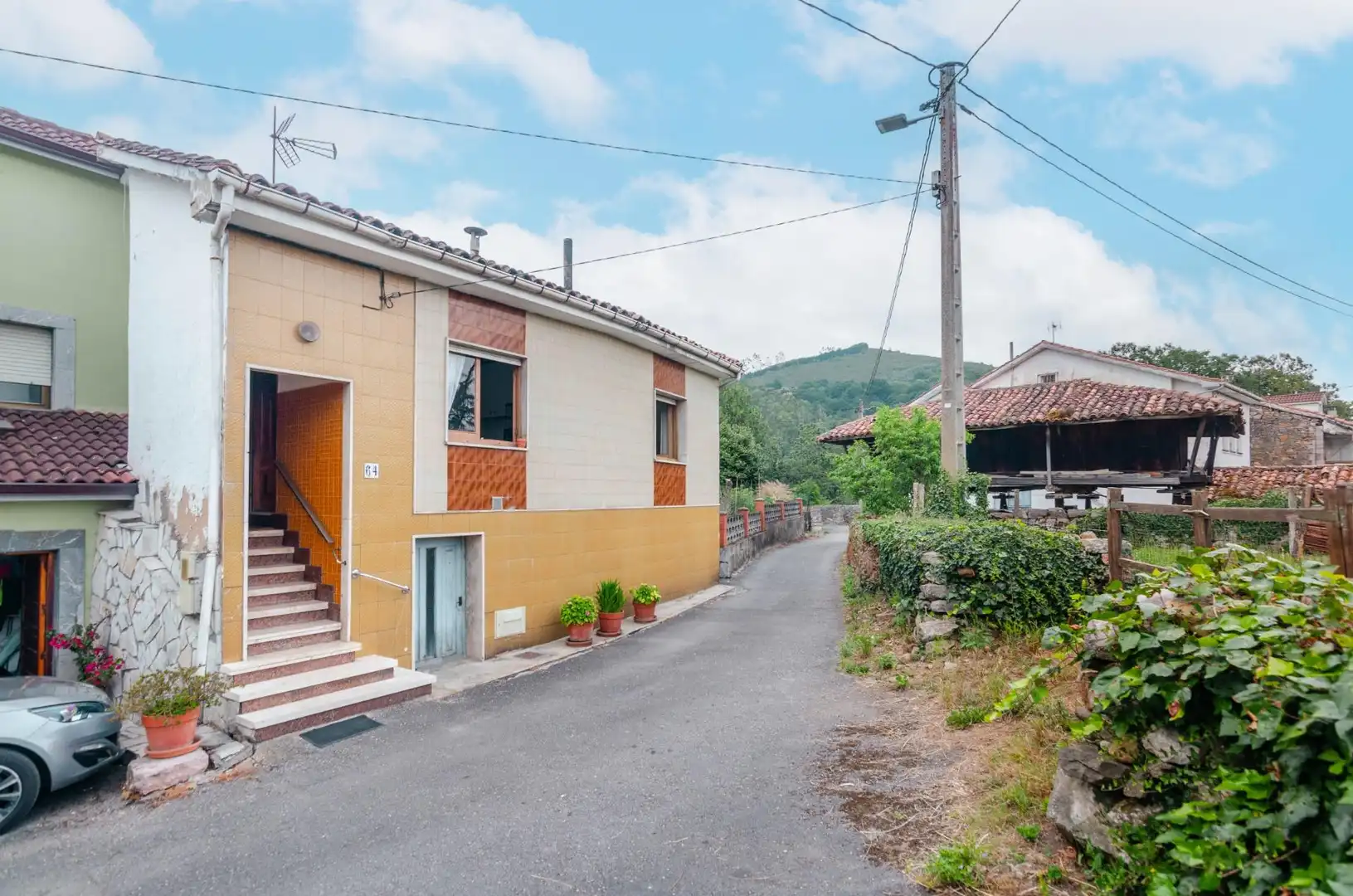 Vista exterior de Casa o xalet en venda en Oviedo  amb Calefacció, Jardí privat i Terrassa