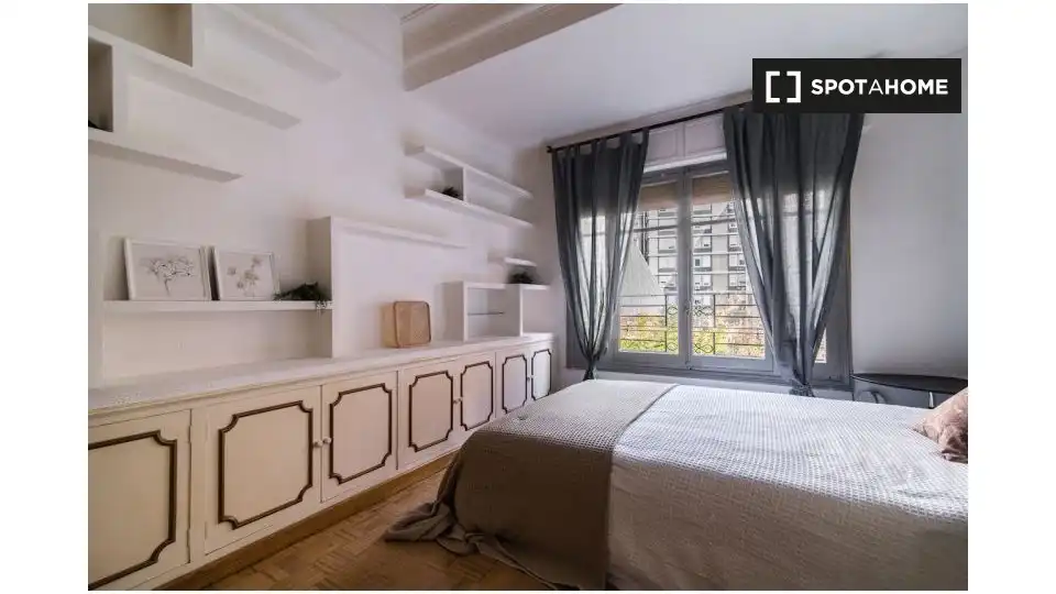 Bedroom of Flat for share in Madrid  with Air Conditioner, Heating and Furnished