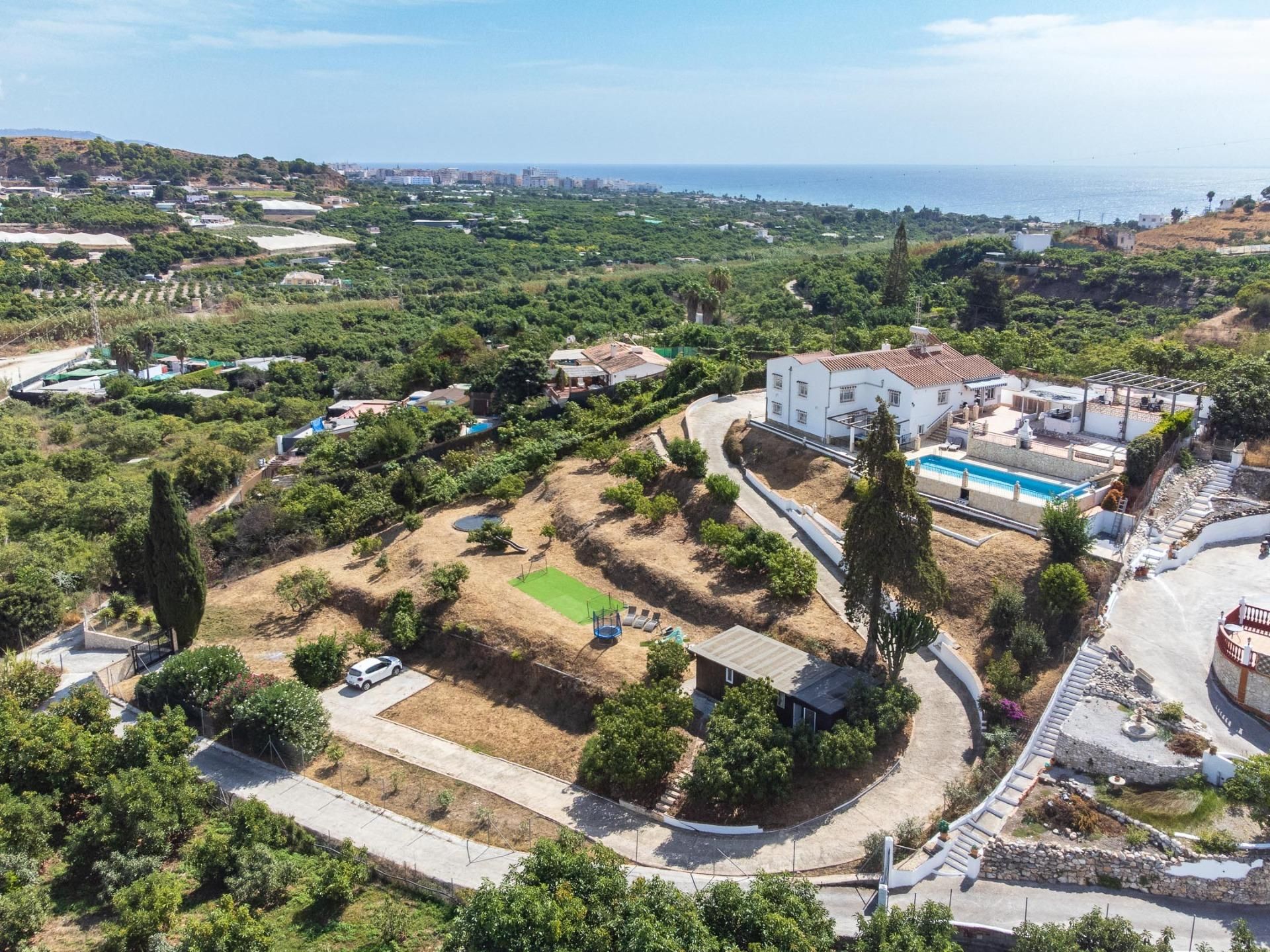 Vista exterior de Casa o xalet en venda en Nerja amb Aire condicionat, Jardí privat i Terrassa