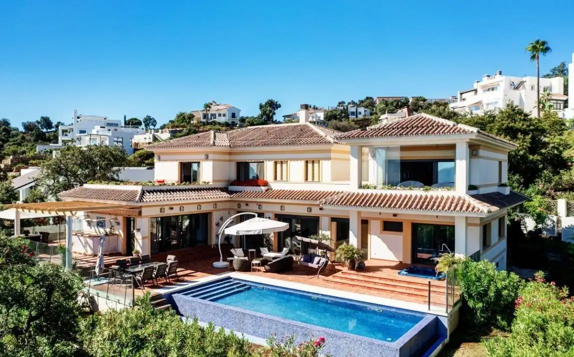 Detached house with pool for sale in Calle Valencia