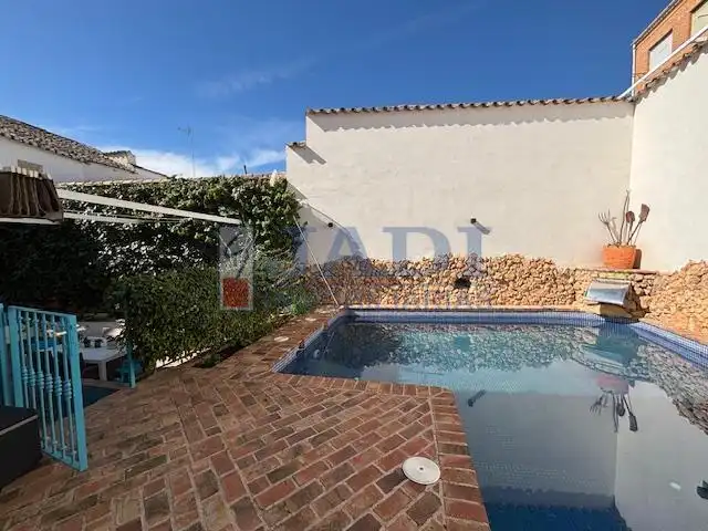 House with pool for sale in Valdepeñas