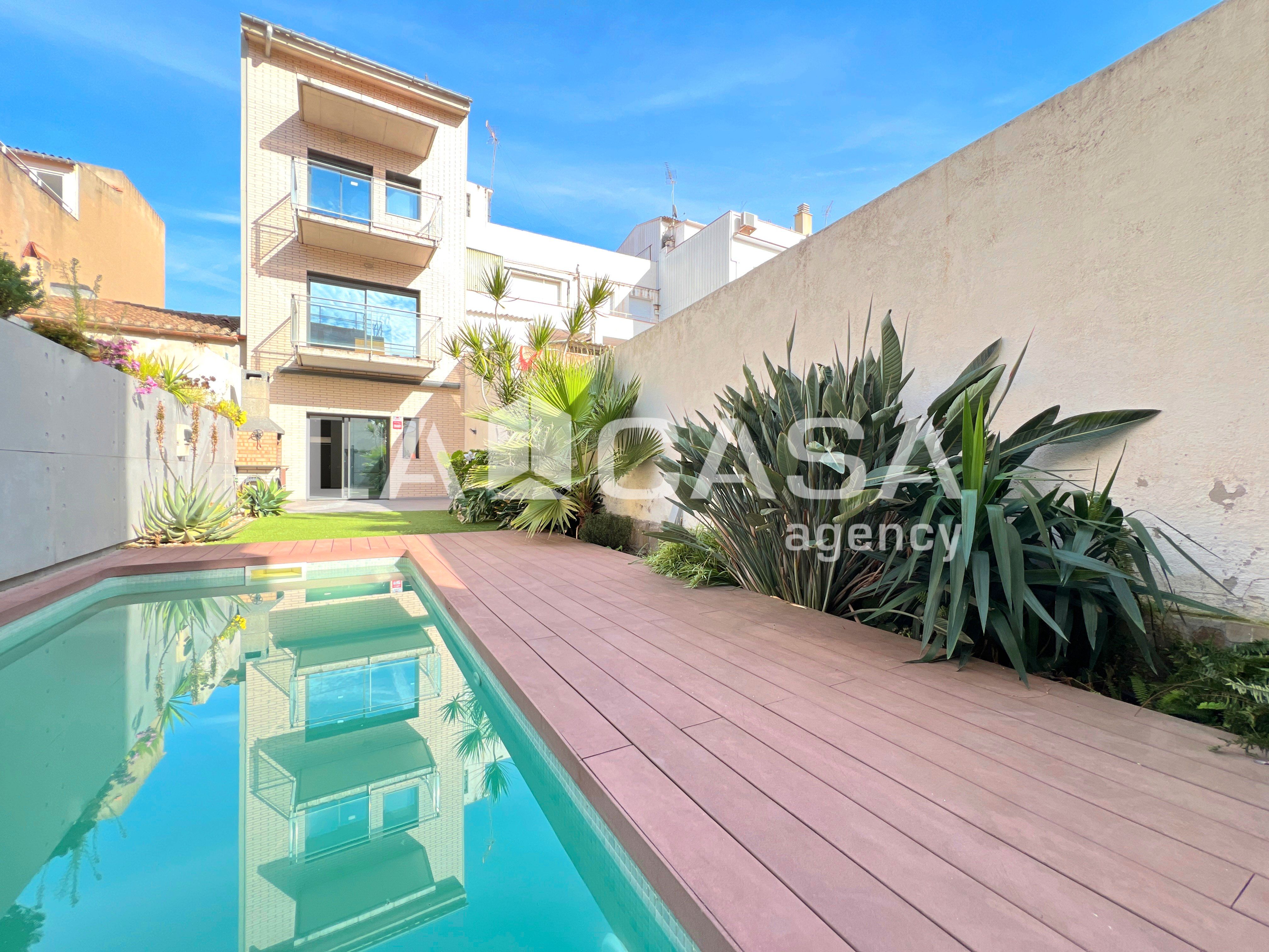 Swimming pool of House or chalet for sale in Badalona  with Heating, Terrace and Swimming Pool