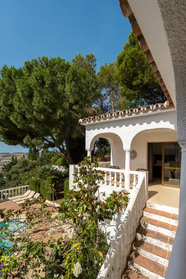 Vista exterior de Casa o xalet en venda en Mijas amb Aire condicionat, Jardí privat i Terrassa