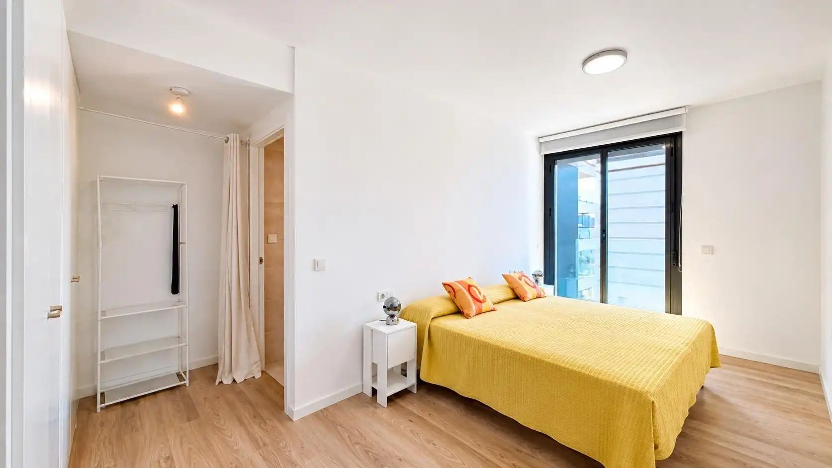 Schlafzimmer von Wohnung zur Miete in Valencia mit Klimaanlage, Terrasse und Balkon