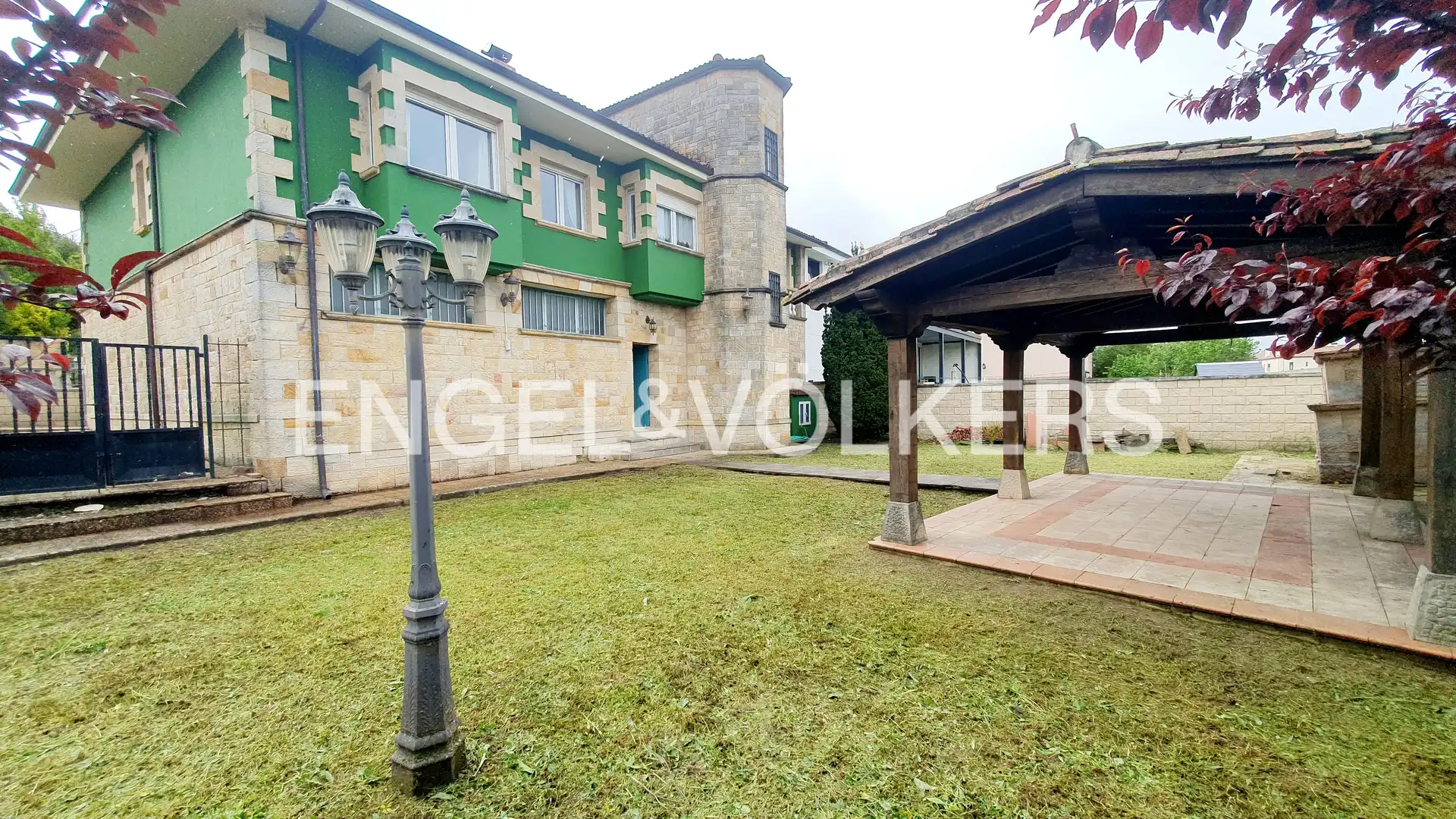 Vista exterior de Casa adosada en venta en Aguilar de Campoo con Calefacción, Jardín privado y Parquet