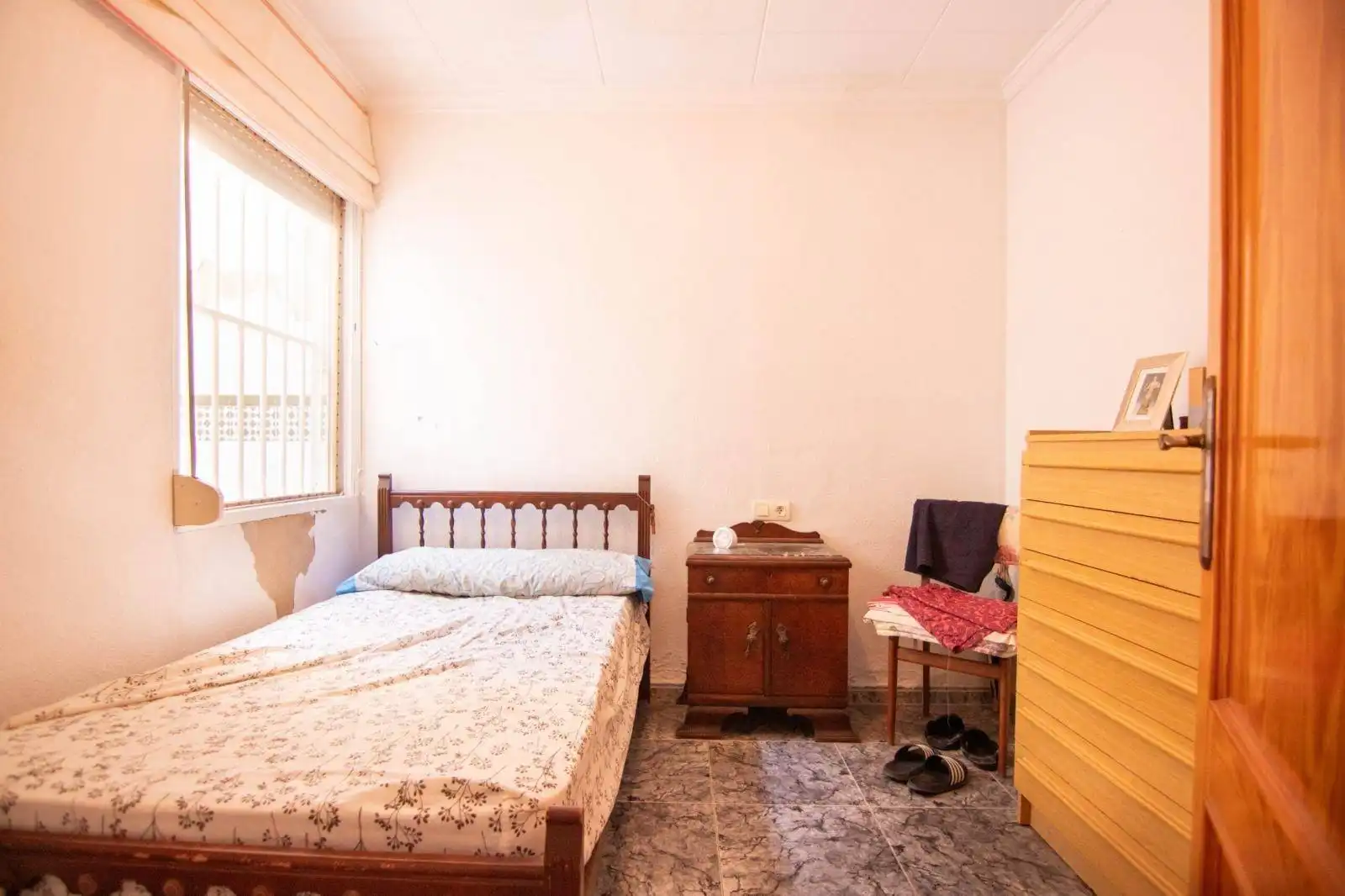 Schlafzimmer von Einfamilien-Reihenhaus zum Verkauf in Torrevieja mit Klimaanlage, Heizung und Terrasse
