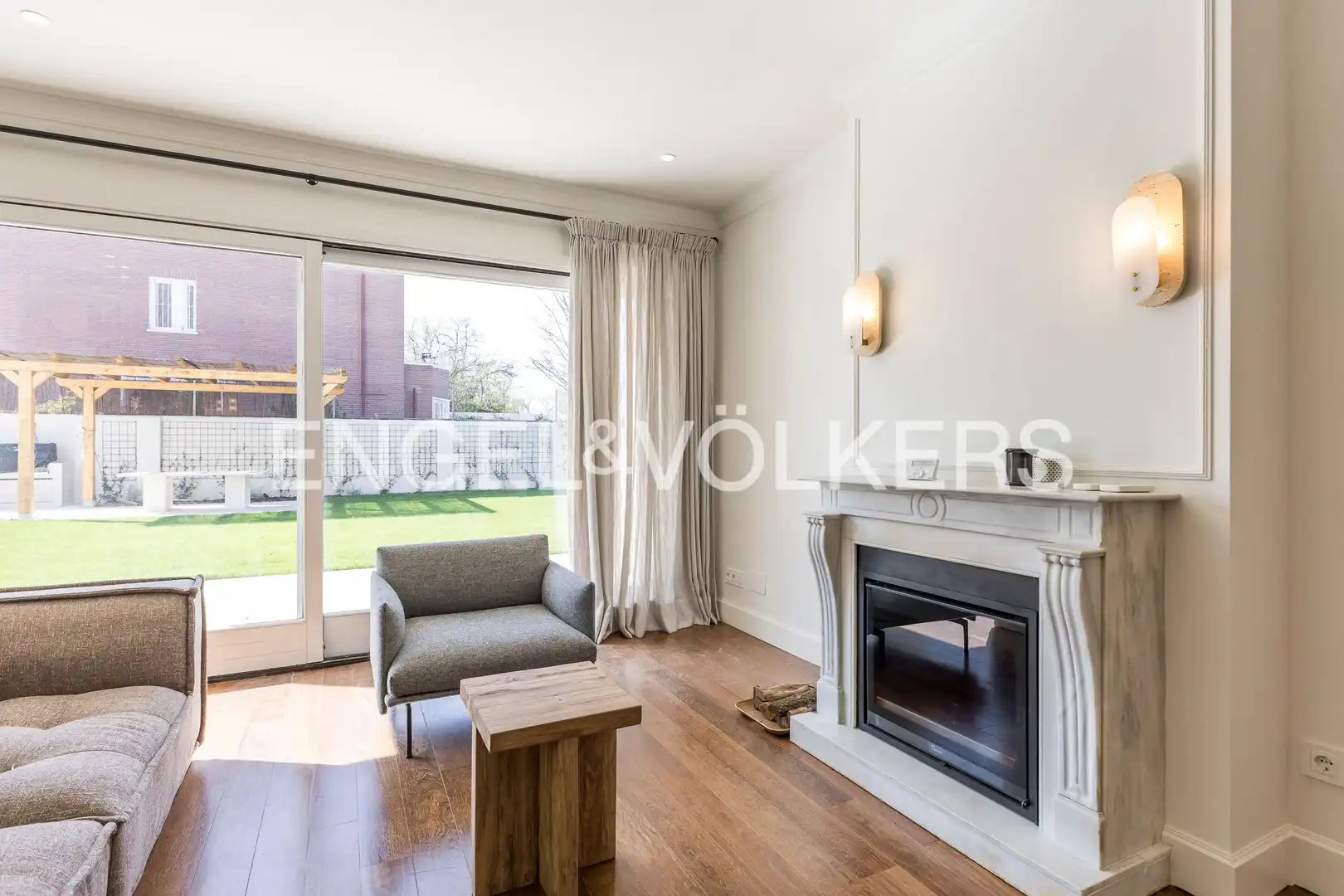 Vista exterior de Casa o xalet de lloguer en Madrid amb Aire condicionat, Calefacció i Jardí privat