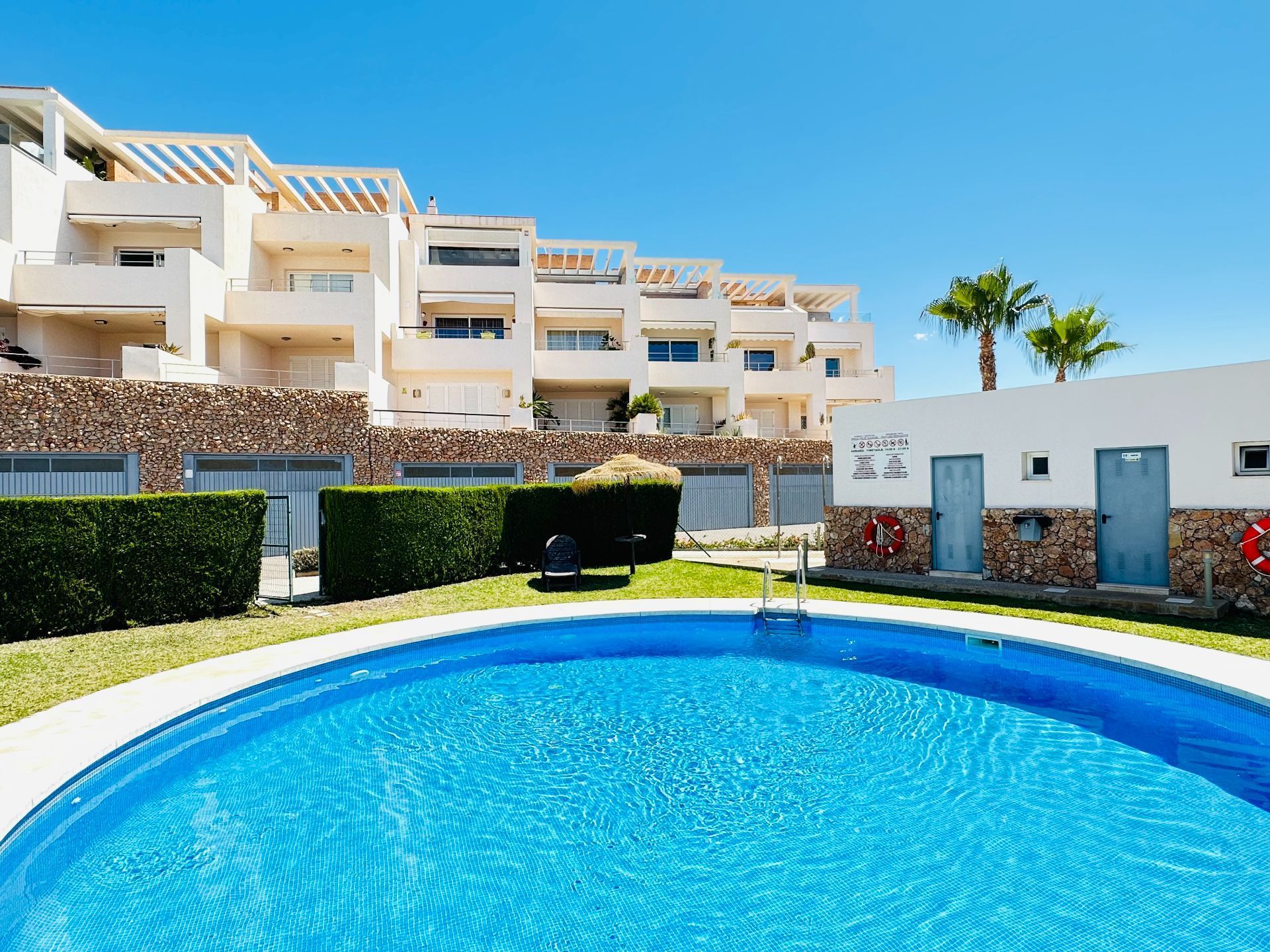 Piscina de Casa adosada en venda en Torrox amb Aire condicionat, Calefacció i Piscina comunitària