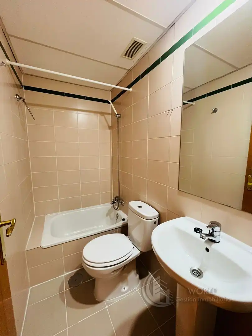 Baño de Piso de alquiler en Madrid con Aire acondicionado, Calefacción y Horno