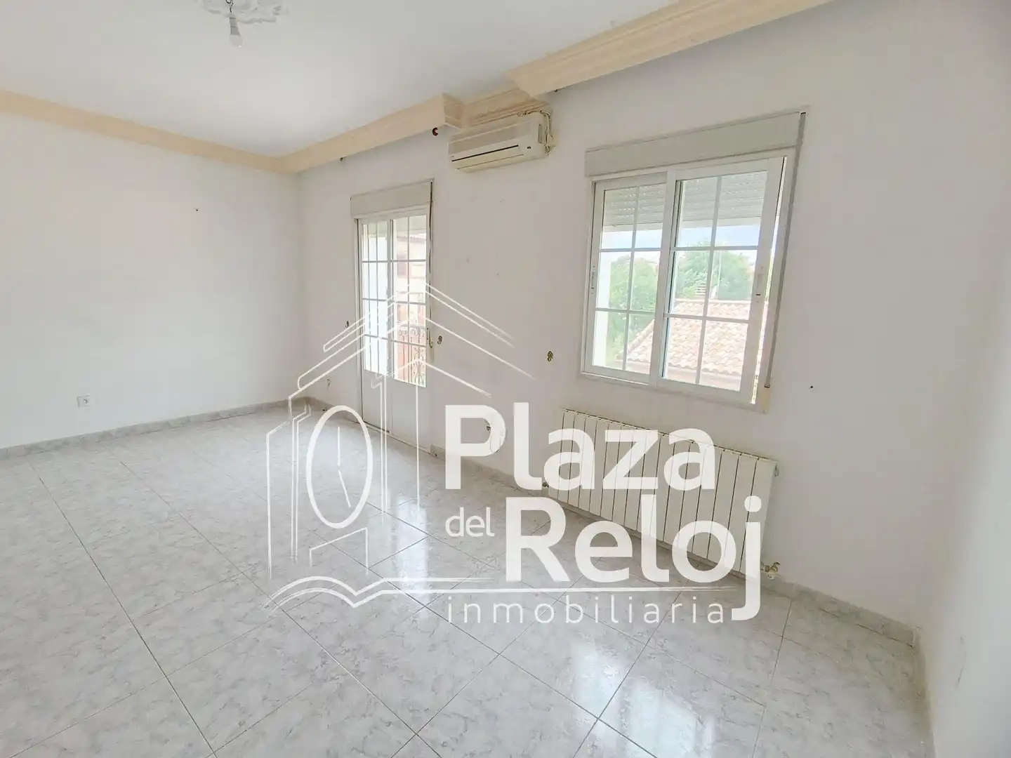 Vista exterior de Casa adosada en venda en Navalcán amb Aire condicionat, Terrassa i Traster