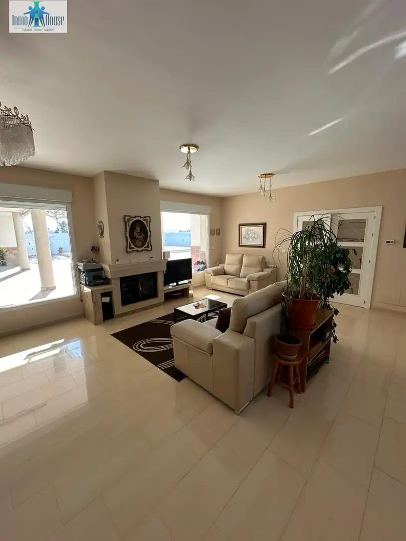Sala d'estar de Casa o xalet en venda en Albacete amb Aire condicionat, Jardí privat i Parquet