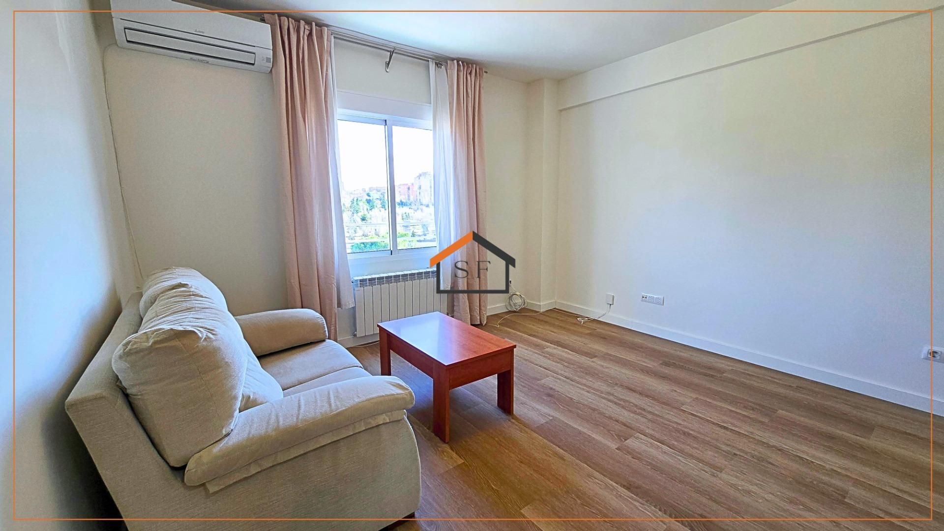 Living room of Flat to rent in  Madrid Capital  with Air Conditioner and Heating