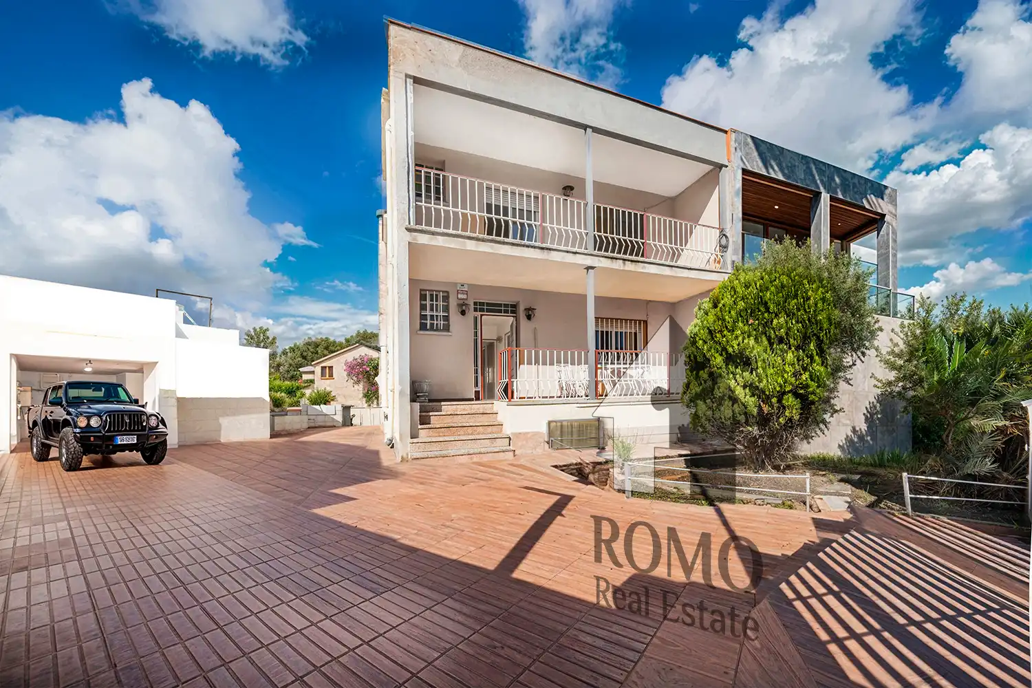 Exterior view of Houses for sale in Santa Perpètua de Mogoda  with Terrace, Storage room and Balcony
