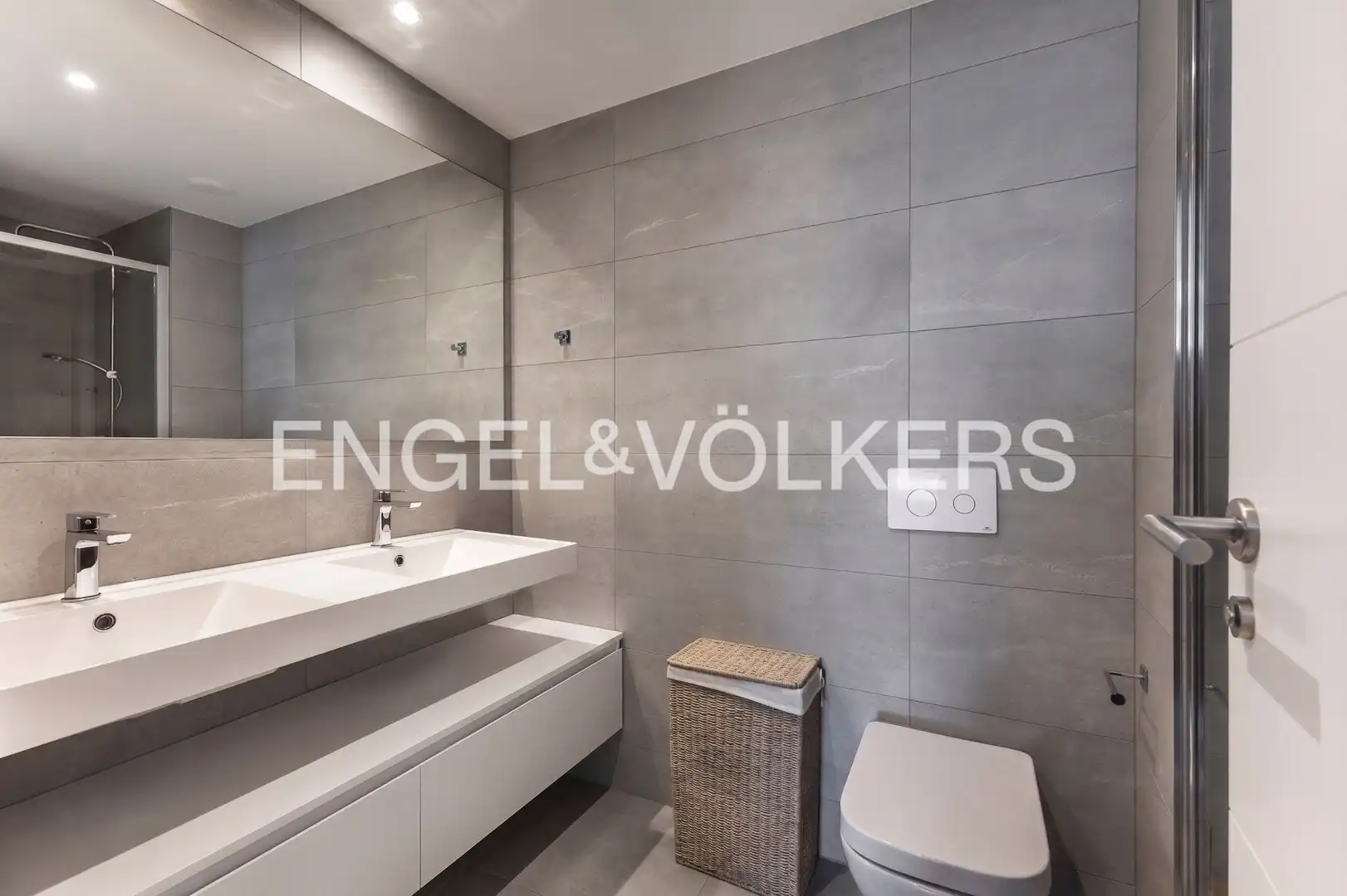 Bathroom of Flat for sale in Madrid  with Air Conditioner, Heating and Terrace