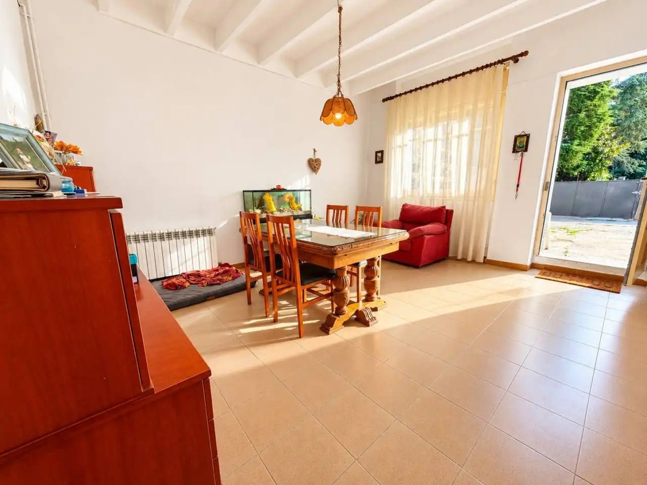 Sala d'estar de Casa adosada en venda en Porqueres amb Jardí privat i Terrassa