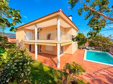 Casa amb piscina en venda a Montmar