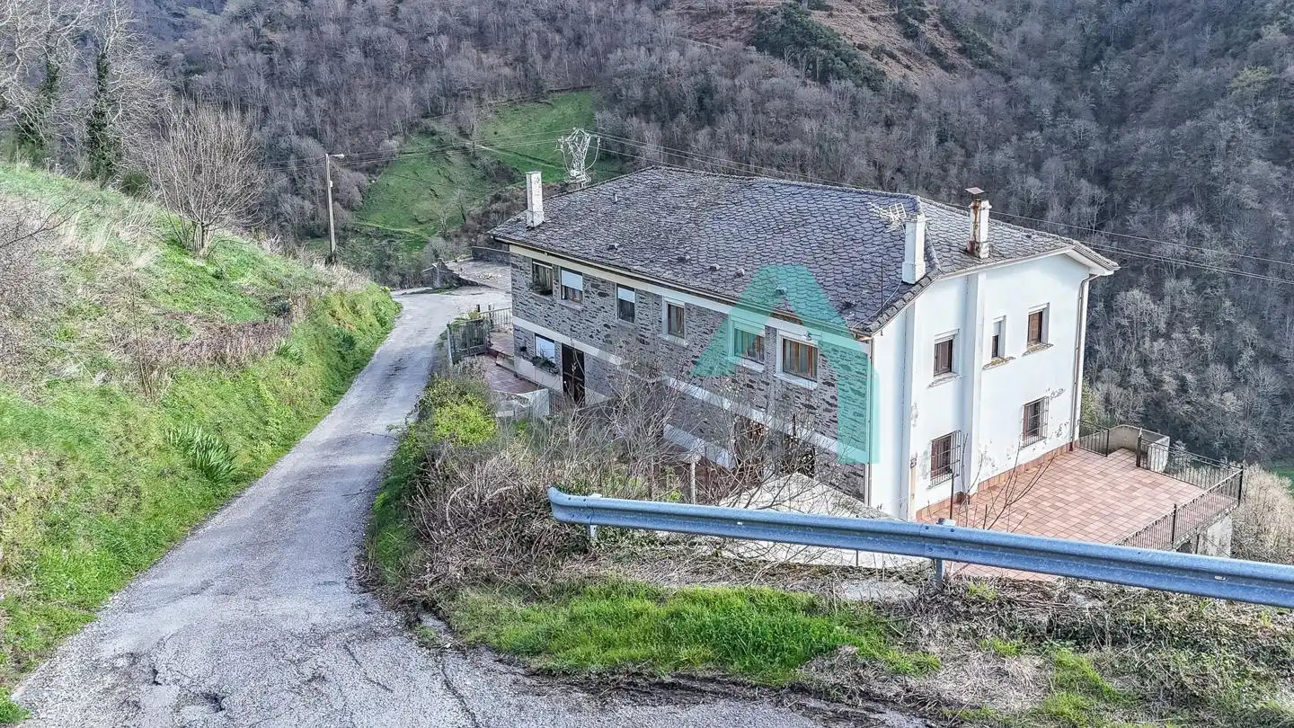 Vista exterior de Casa adosada en venda en Cangas del Narcea amb Calefacció, Jardí privat i Terrassa