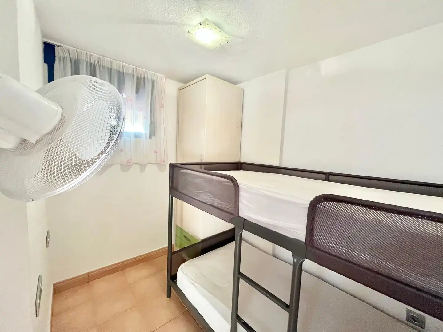 Dormitori de Apartament de lloguer en La Manga del Mar Menor amb Aire condicionat, Calefacció i Piscina