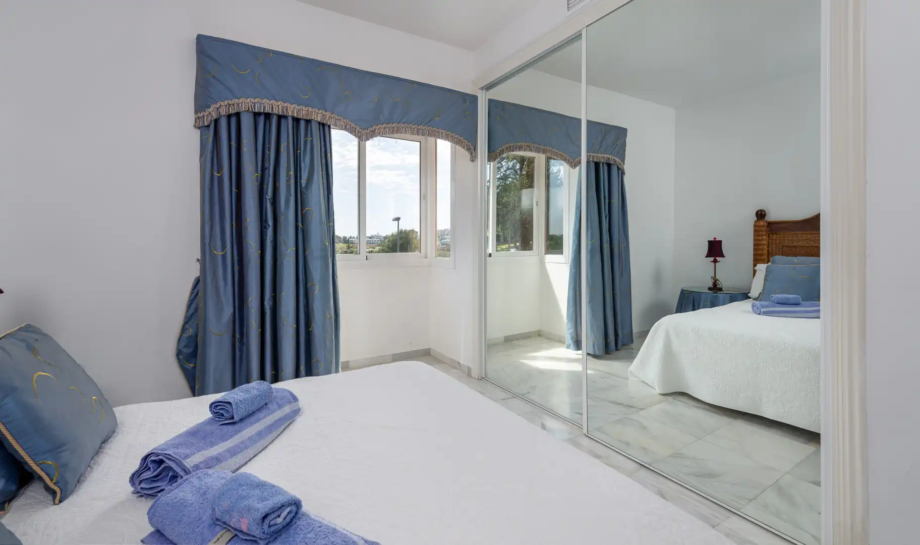 Habitación de Casa adosada en venta en Benahavís con Aire acondicionado, Terraza y Piscina