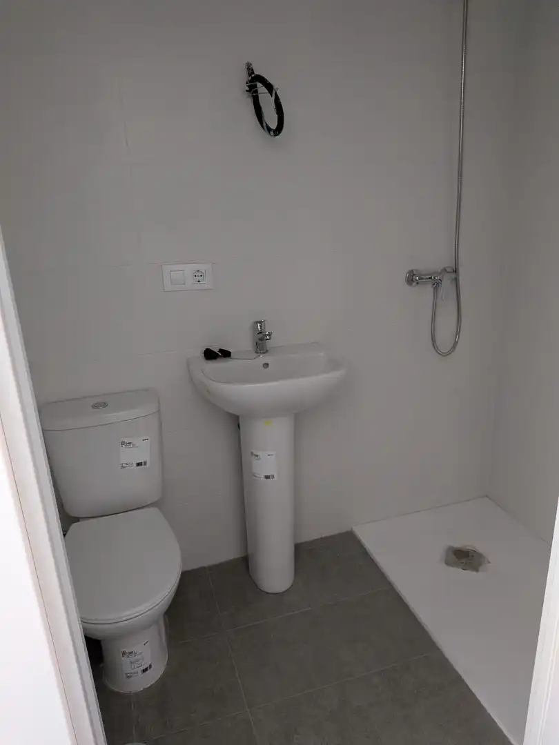 Badezimmer von Wohnung zur Miete in Dos Hermanas mit Klimaanlage, Heizung und Balkon