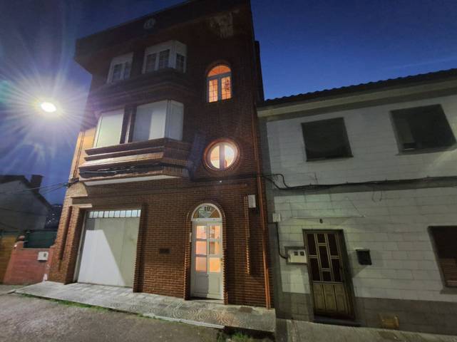 Casa-chalet en Venta en N/A en La Felguera