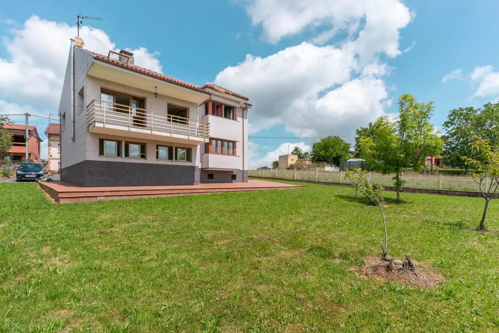 Vista exterior de Casa o xalet en venda en Bimenes amb Calefacció, Jardí privat i Terrassa
