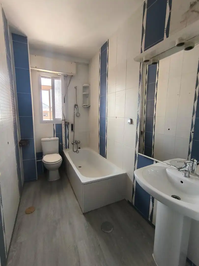 Baño de Piso en venta en Fuenlabrada con Terraza y Alarma