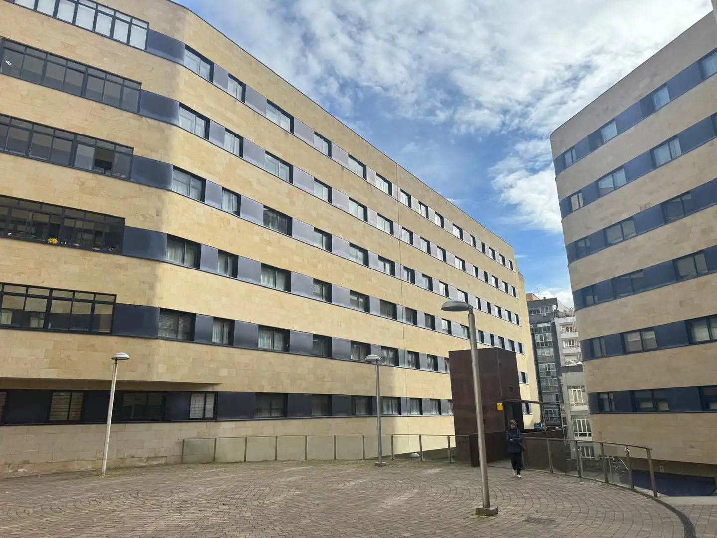 Vista exterior de Pis en venda en León Capital  amb Calefacció, Terrassa i Traster