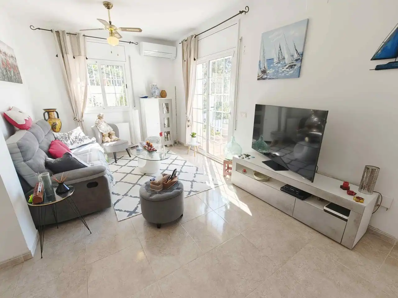 Sala d'estar de Casa o xalet en venda en Lloret de Mar amb Aire condicionat, Jardí privat i Terrassa
