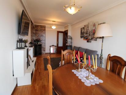 Sala d'estar de Àtic en venda en Siero amb Calefacció i Terrassa