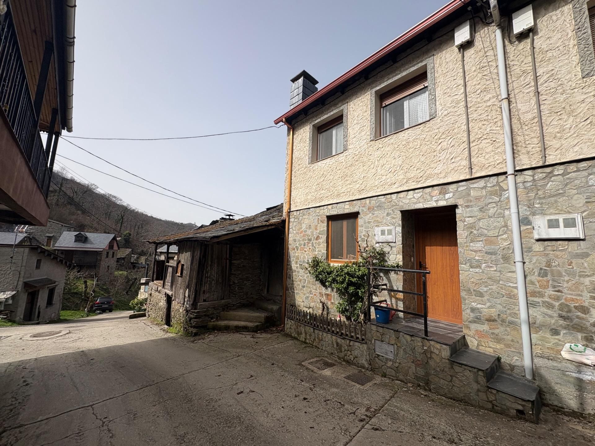 Vista exterior de Casa o xalet en venda en Ponferrada amb Terrassa i Moblat