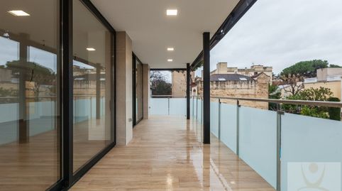 ÁTICO DUPLEX DE OBRA NUEVA CON SOLÁRIUM PRIVADO DE 140 M EN AV. DE GRÀCIA