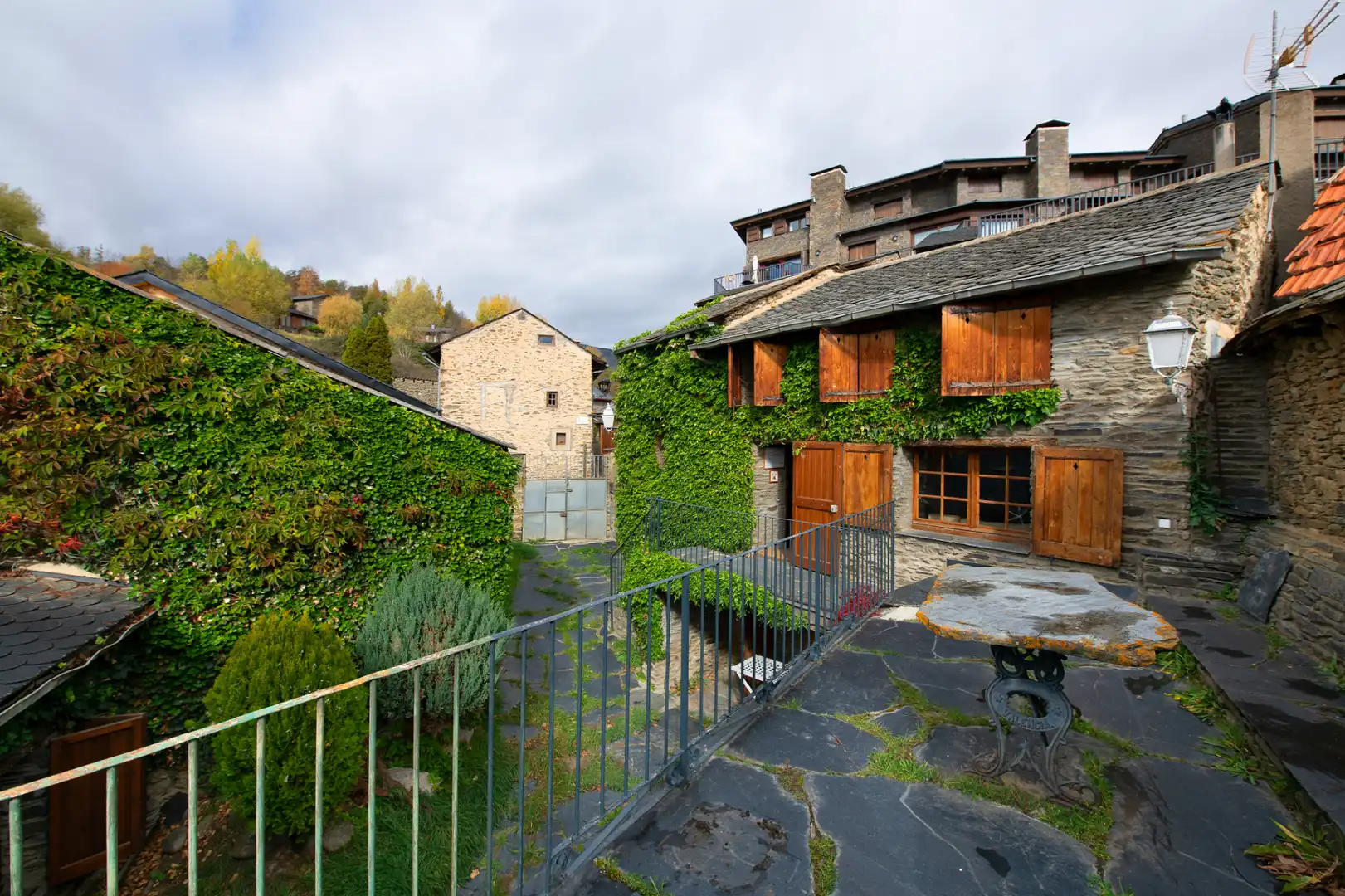 Vista exterior de Finca rústica en venda en Bolvir amb Calefacció, Jardí privat i Parquet