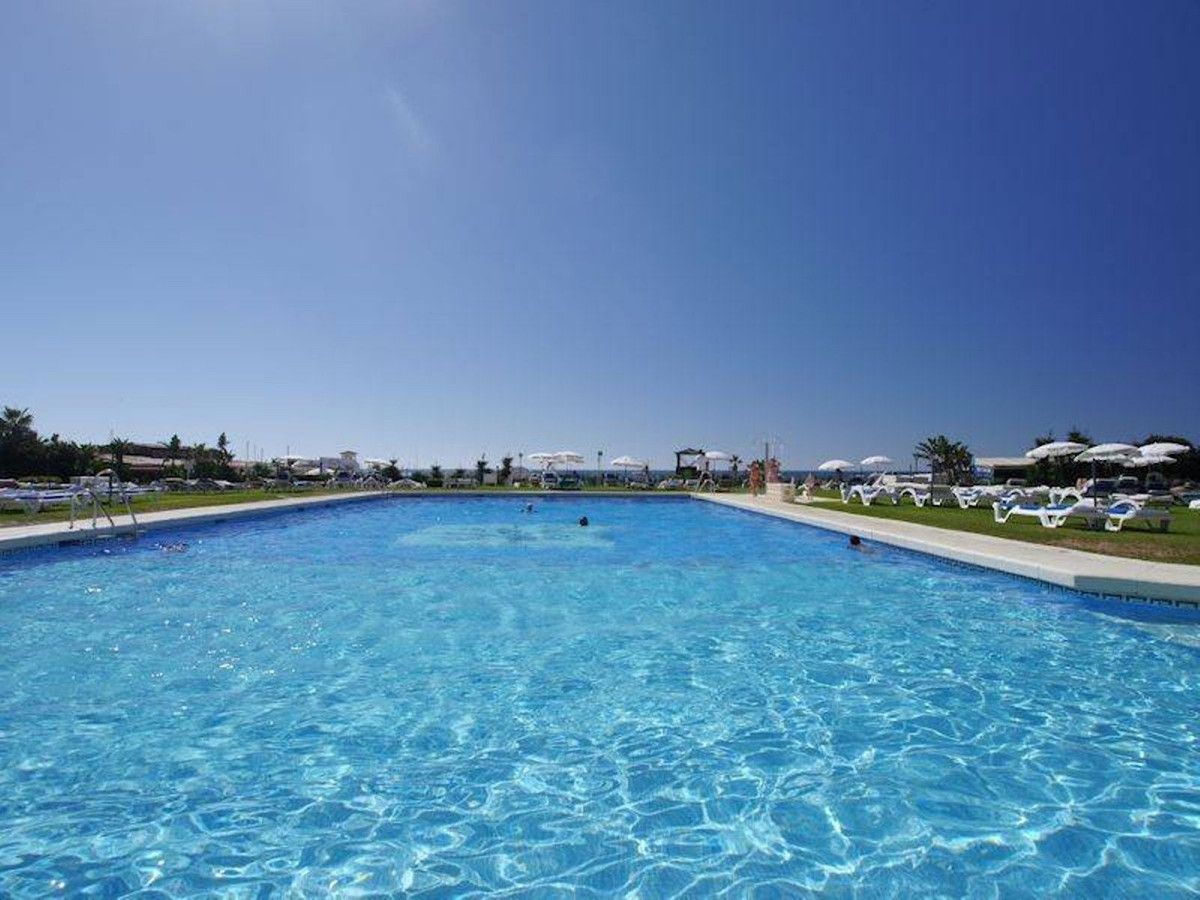 Swimming pool of Planta baja for sale in Marbella