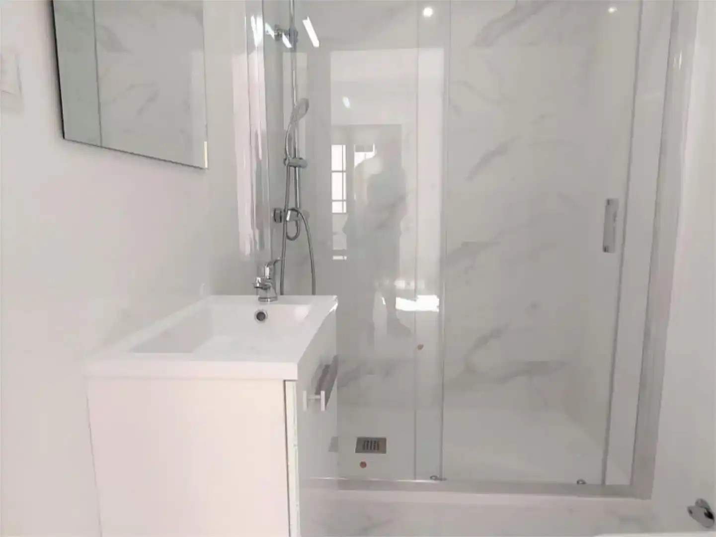 Bany de Apartament de lloguer en  Madrid Capital amb Aire condicionat
