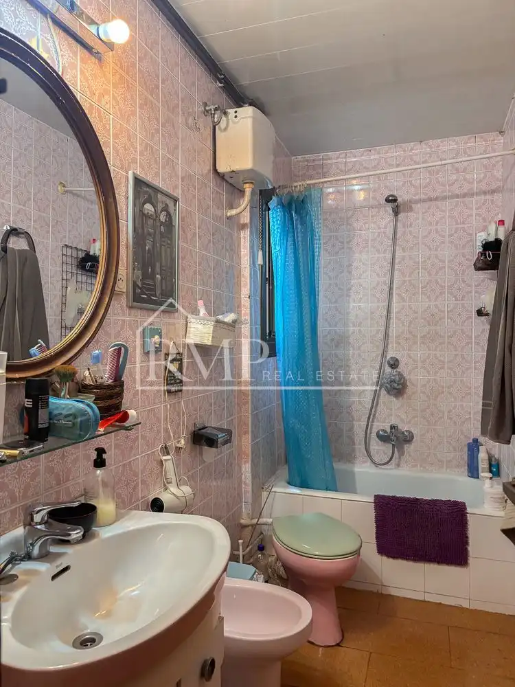 Badezimmer von Dachboden zum Verkauf in Barcelona mit Heizung, Terrasse und Abstellraum