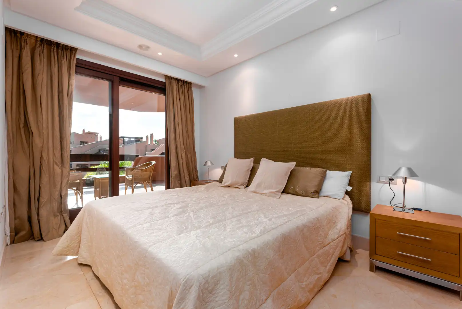 Dormitori de Apartament en venda en Estepona amb Aire condicionat, Terrassa i Piscina