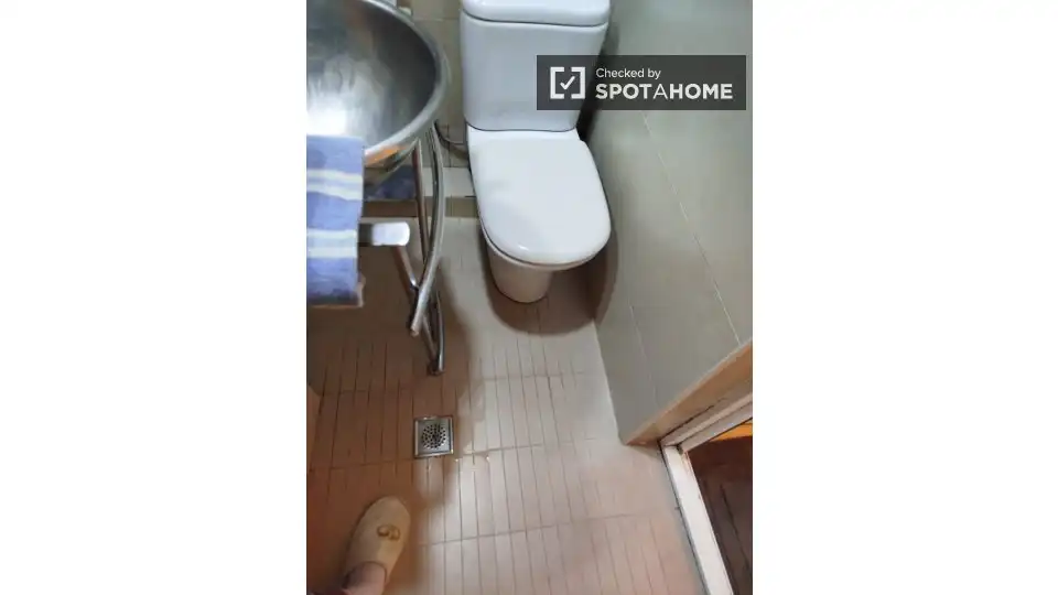 Baño de Piso para compartir en Barcelona con Aire acondicionado, Calefacción y Terraza
