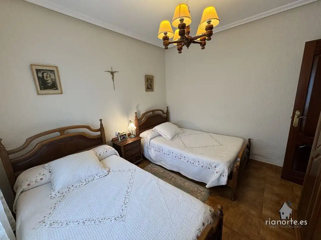 Habitación de Casa o chalet en venta en Oviedo  con Calefacción y Jardín privado