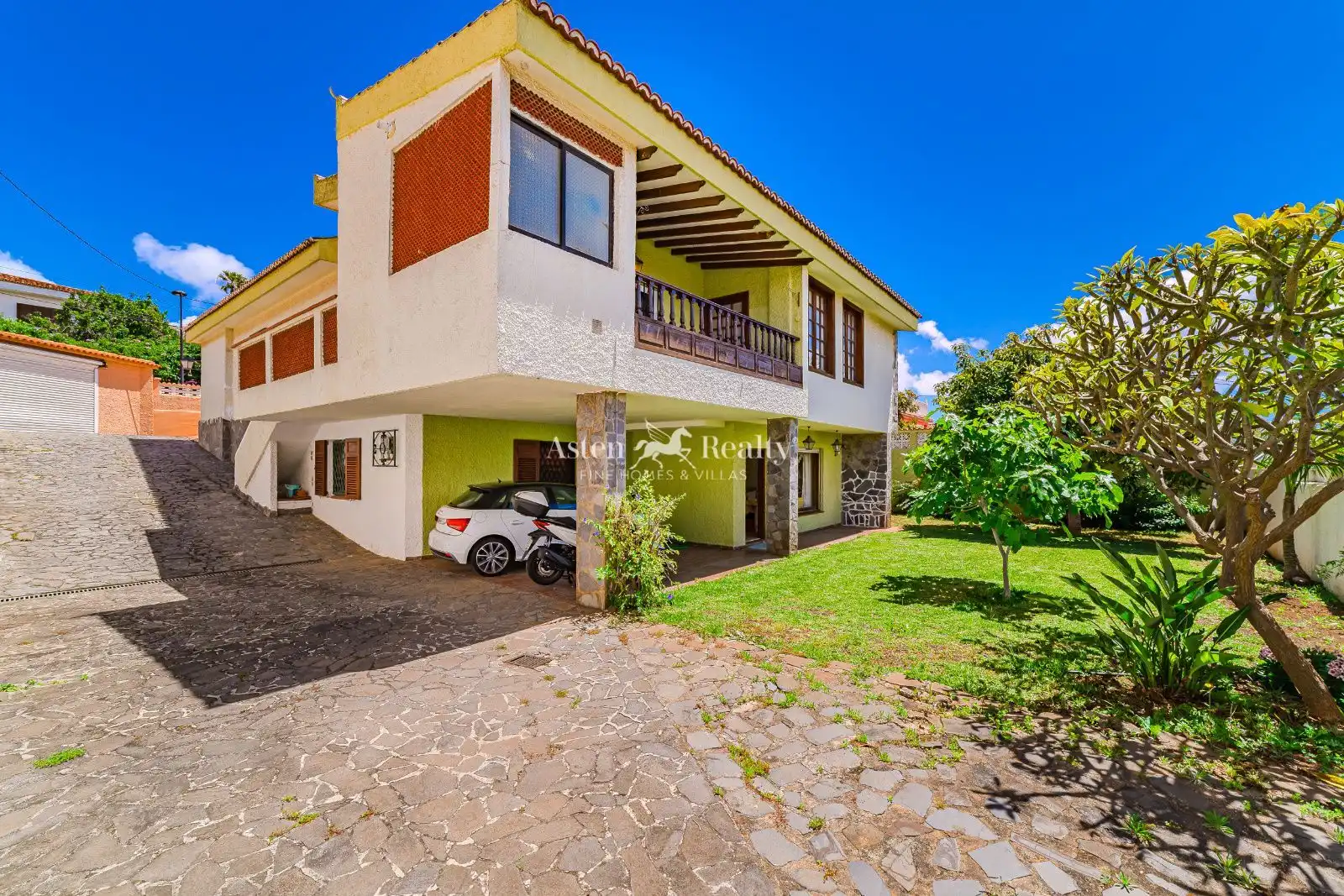 Vista exterior de Casa o chalet en venta en San Cristóbal de la Laguna con Terraza, Amueblado y Alarma