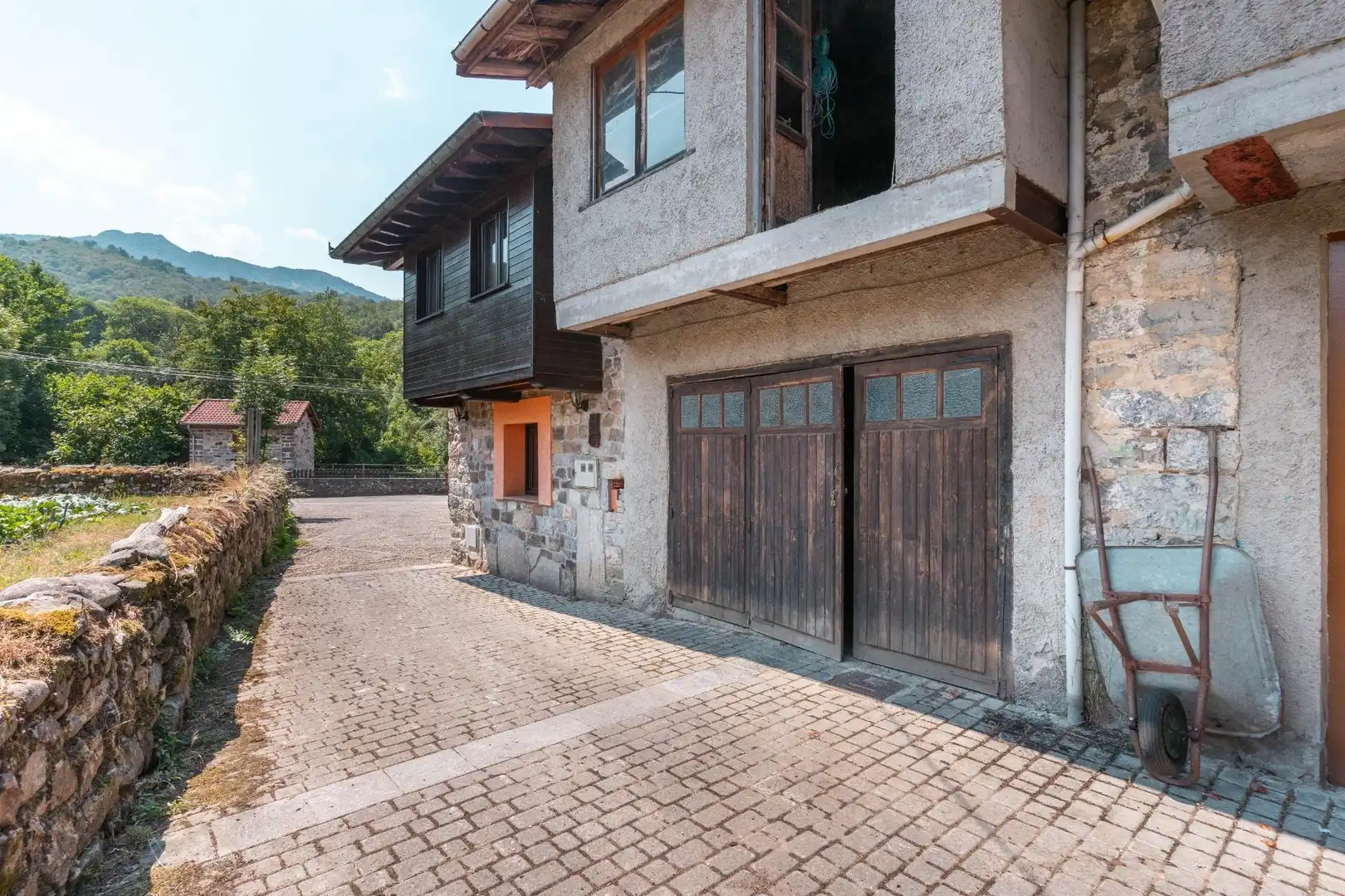 Vista exterior de Casa o xalet en venda en Sobrescobio amb Balcó