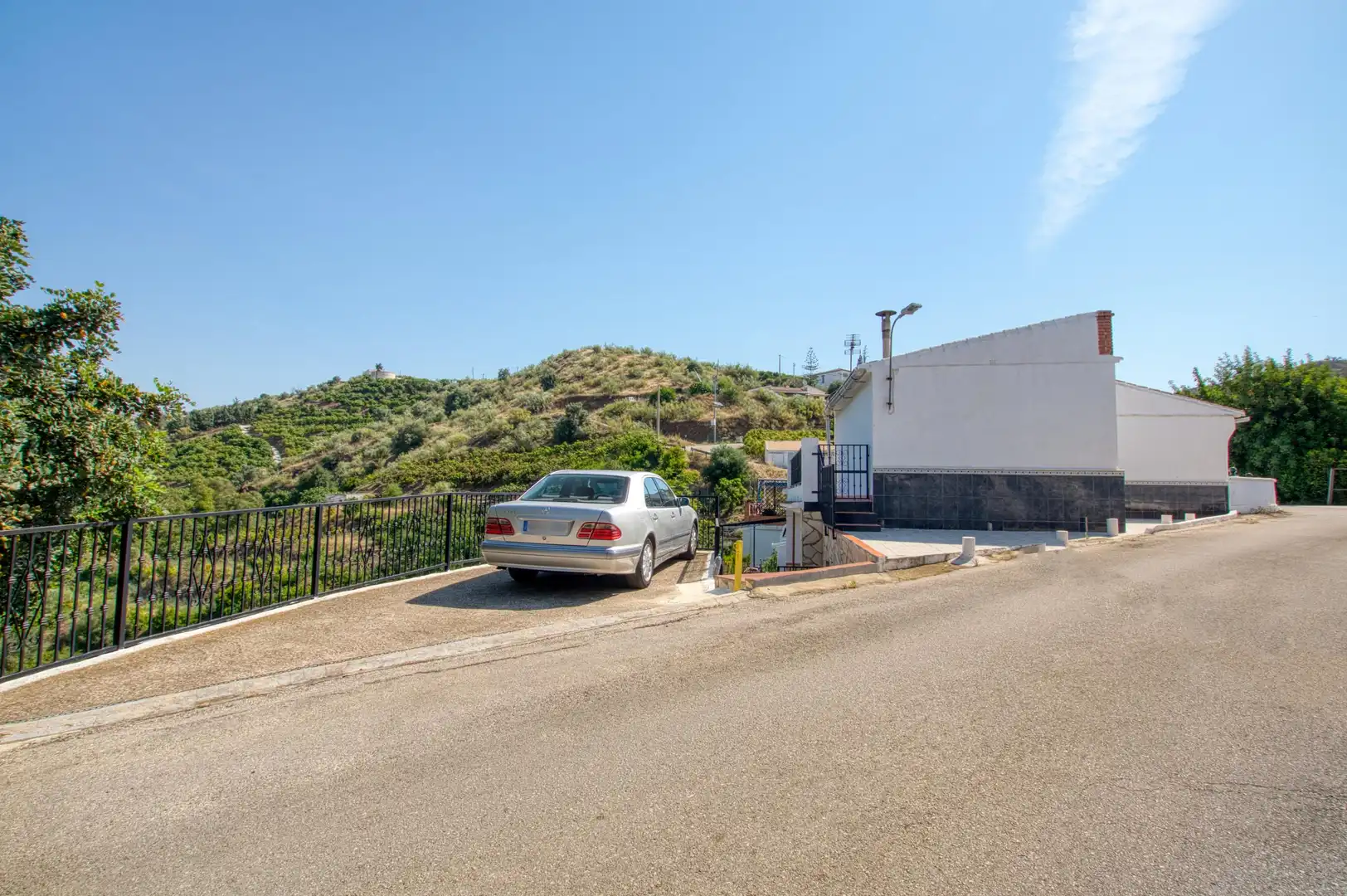 Vista exterior de Casa adosada en venda en Canillas de Aceituno amb Jardí privat