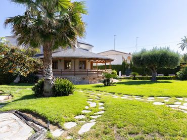 Casa con piscina en venta en Carrer José Alegre Rubio