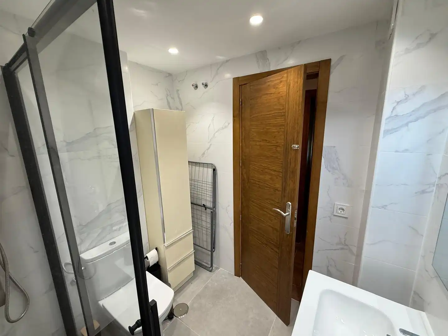 Badezimmer von Wohnung zur Miete in Algeciras mit Klimaanlage, Heizung und Terrasse