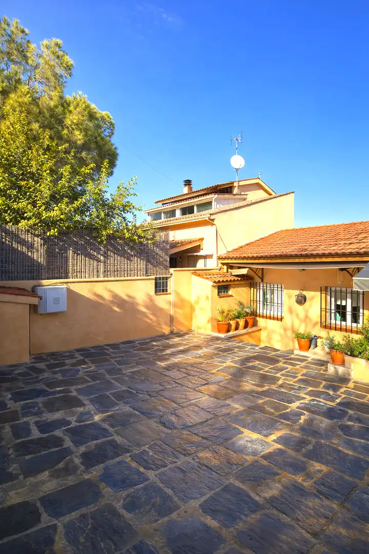 Vista exterior de Casa o xalet en venda en Rubí amb Calefacció, Jardí privat i Terrassa