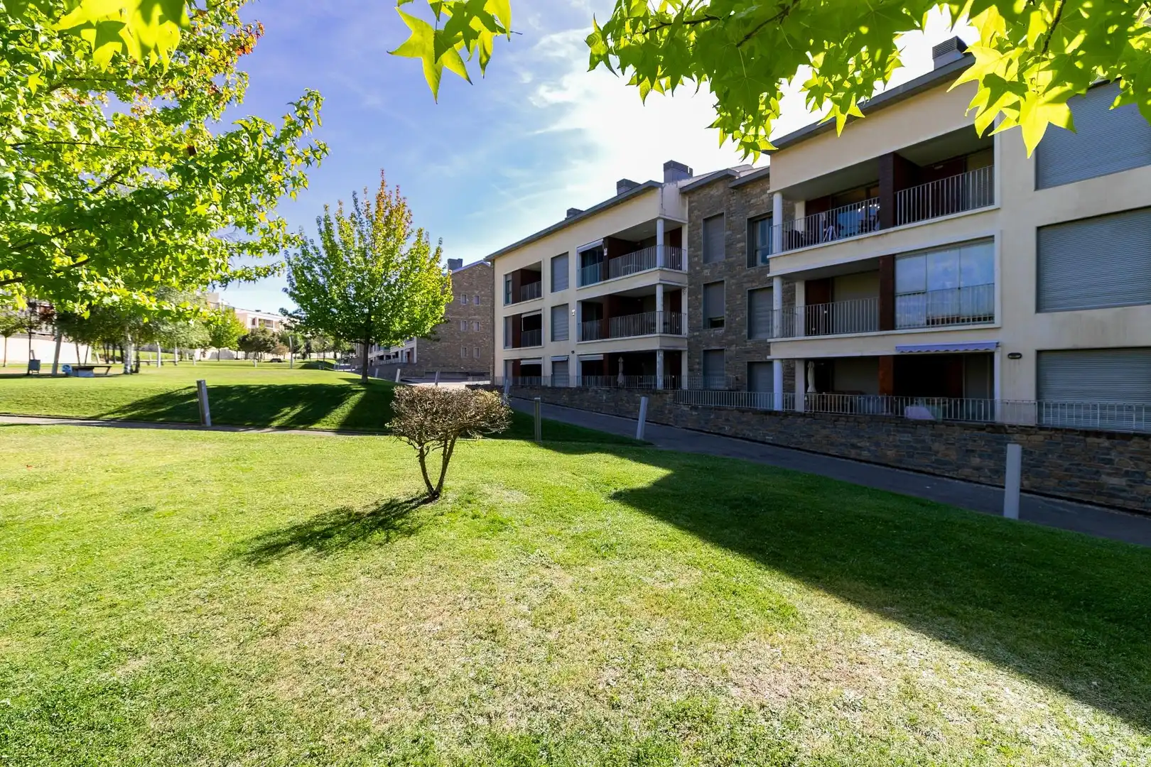 Pis amb terrassa en venda a VARELLAS AG.LATAS 16