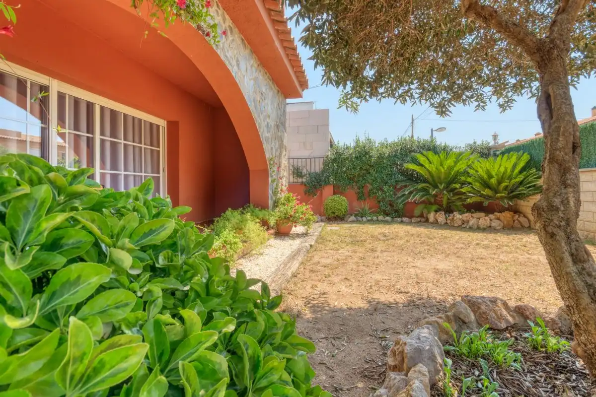 Garden of Houses for sale in Llers  with Air Conditioner, Heating and Private garden