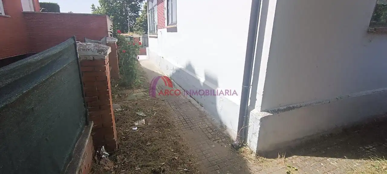 Aparcament de Casa o xalet de lloguer en Burgos amb Calefacció, Jardí privat i Moblat