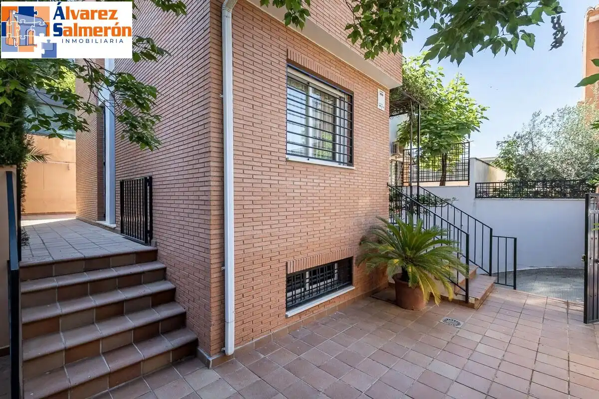Vista exterior de Casa o chalet en venta en Huétor Vega con Terraza, Piscina y Balcón