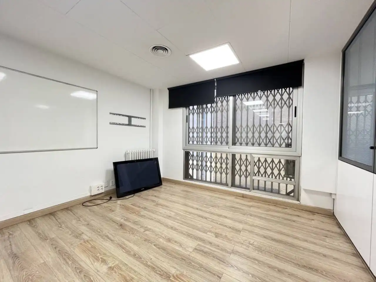 Büro zur Miete in Barcelona mit Klimaanlage, Heizung und Alarm